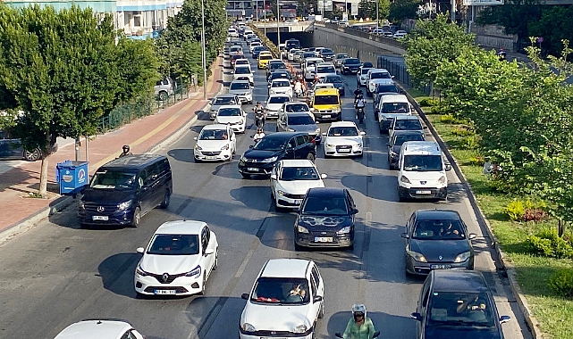 Antalya Haftaya Yoğun Trafikle Başladı