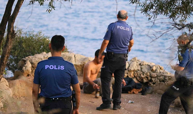 Antalya&#039;da 40 metrelik falezlere çıkan şahıs yürekleri ağza getirdi