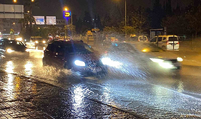 Antalya'da aniden bastıran sağanağa vatandaşlar hazırlıksız yakalandı