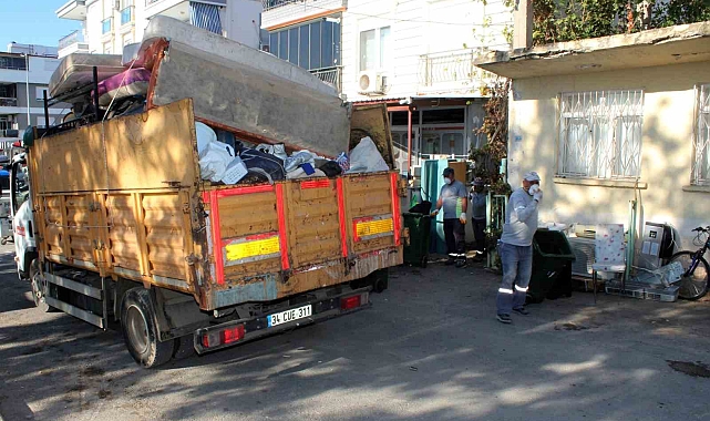 Antalya'da bir evden 3 kamyon dolusu çöp çıktı