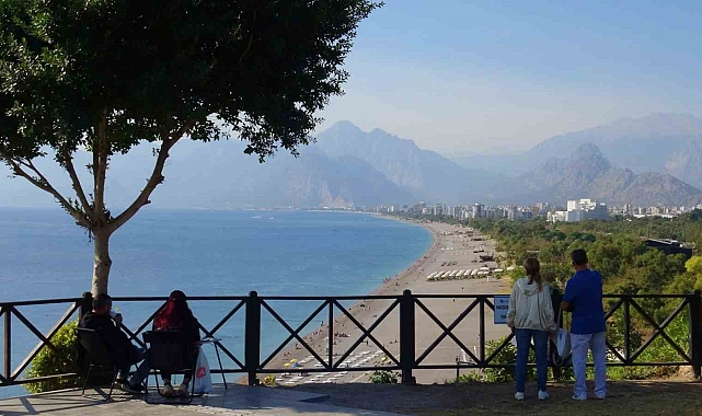 Antalya'da deniz suyu sıcaklığı, hava sıcaklığını yakaladı