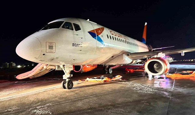 Antalya'da iniş sırasında motoru yanan yolcu uçağına rekor sürede müdahale