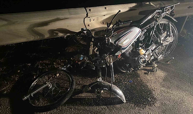 Antalya'da karayolu ortasına bırakılan motosiklet kazaya sebep oldu