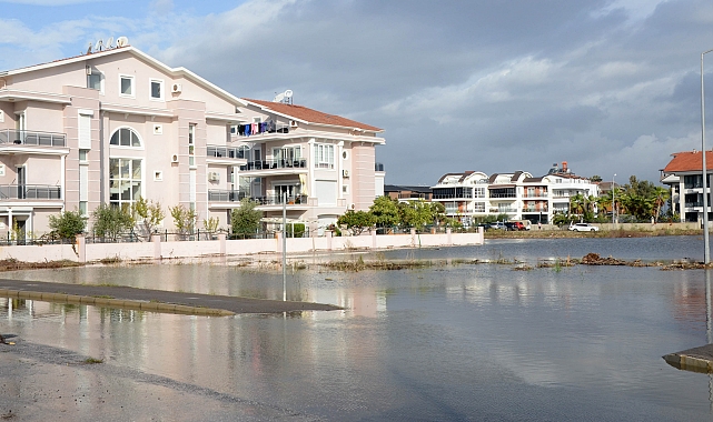 Antalya'da su basan alanlarda temizlik ve tahliye çalışması