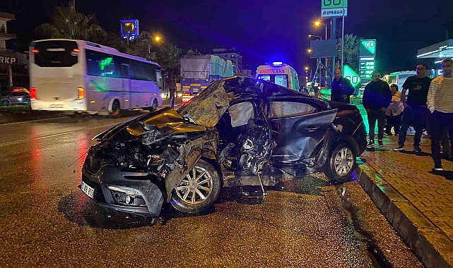 Antalya'da tur otobüsü otomobille çarpıştı