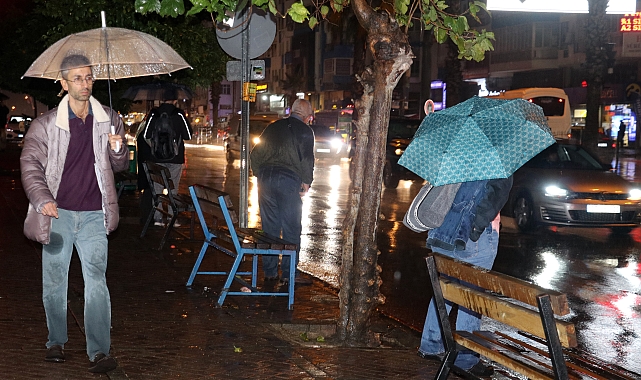 Antalya'da yağmur hayatı olumsuz etkiledi