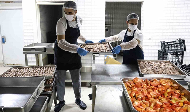 Aşevinden binlerce kişiye yemek yardımı yapılıyor