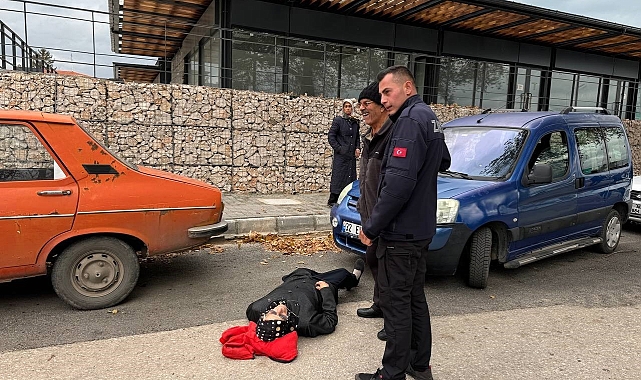 Ayağı takılıp düşen yaşlı kadın yerde acı içerisinde kaldı