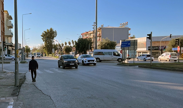 Babasının öldüğü kavşakta, otomobilin bisikletine çarptığı kazada ağır yaralandı