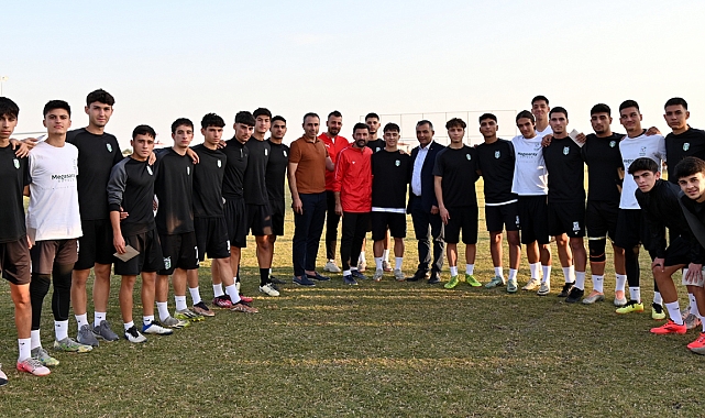 Başkan Kara genç futbolcuları ödüllendirdi