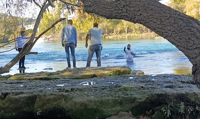Beline kadar gelen buz gibi suya girip 45 dakika polise dert anlattı