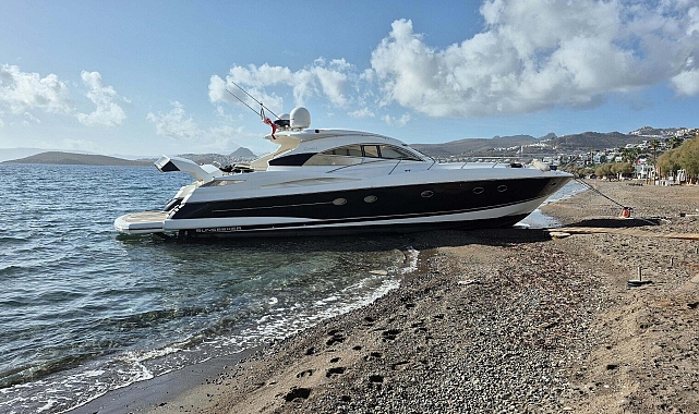 Bodrum'da fırtına nedeniyle motor yat karaya oturdu
