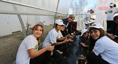 Bodrum'da öğrenciler okula çilek ve sebze fidanı dikti