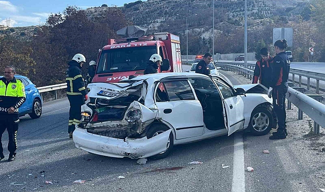 Burdur'da 3 aracın karıştığı zincirleme kazada 2 kişi yaralandı