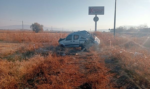Burdur'da hafif ticari araç takla attı