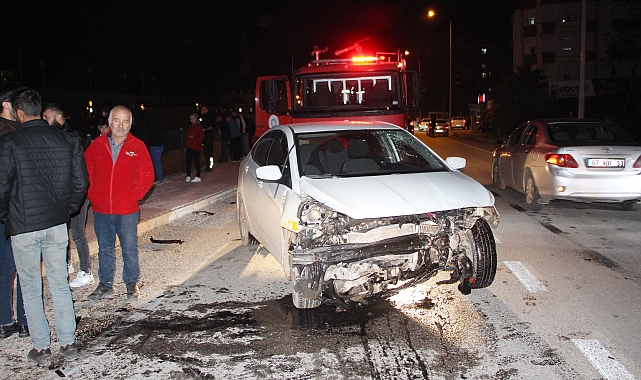 Çarpışan otomobillerden biri dereye düştü