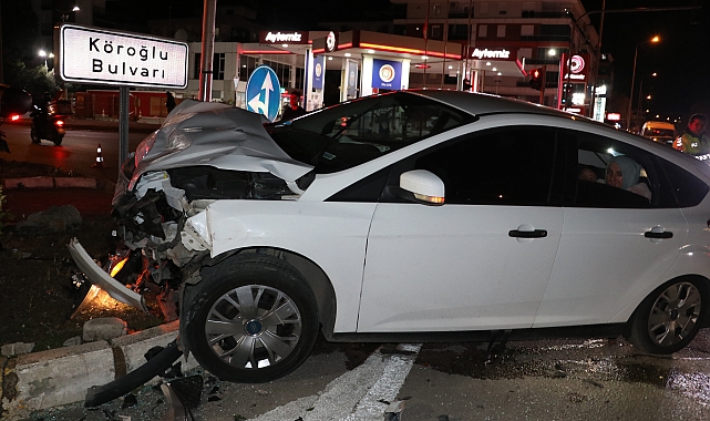 Çarpışan otomobillerden biri refüje çıktı