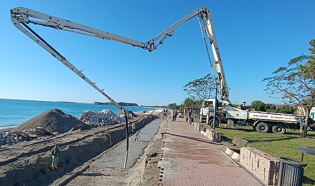 Demre sahilinde istinat duvarı çalışması