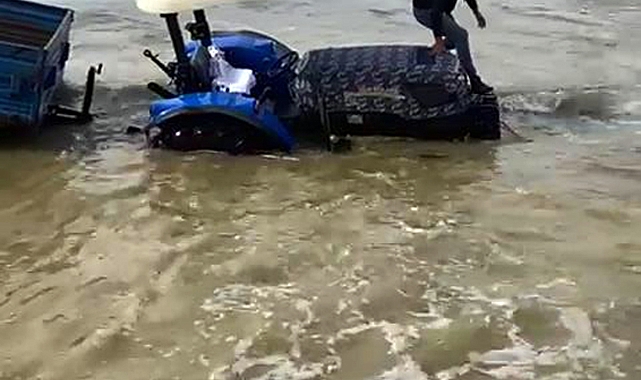 Denize sürüklenen traktör, iş makinesiyle çıkarıldı