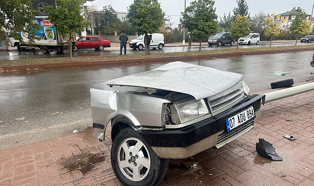 Direğe çarpan otomobil ikiye bölündü: 1 yaralı