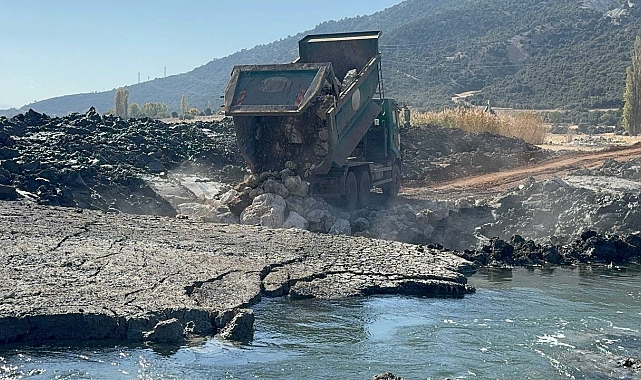 Eğirdir Gölü'nde oluşan düdenler iş makineleriyle kapatılıyor