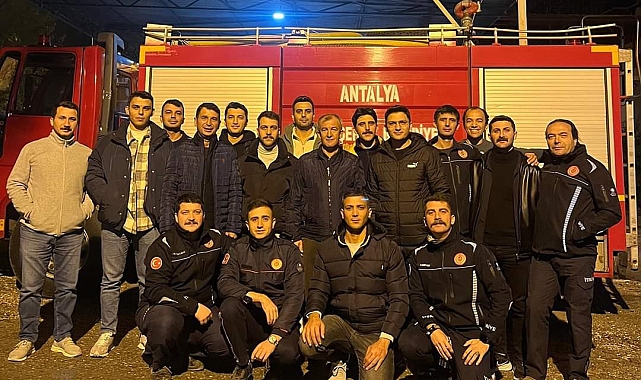 Emekli itfaiyeciye arkadaşlarından pastalı uğurlama