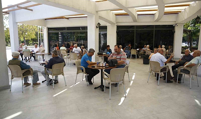 Emekliler Kahvesi'nde keyifli emeklilik