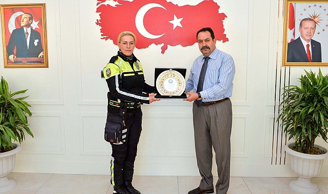 Emniyet Müdürü Arslan'dan trafik polisine plaket