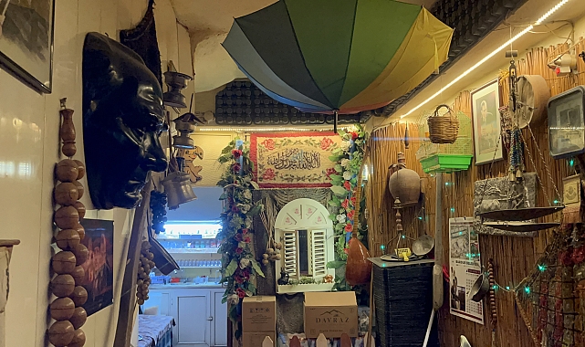 Eski eşyaları çay ocağında sergiliyor