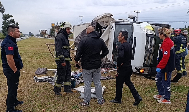 Eşya yüklü kamyonet takla attı