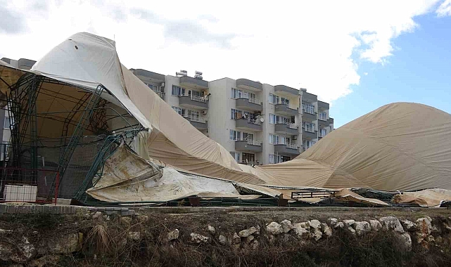 Fırtına halı sahayı çökertti