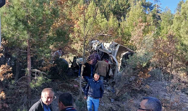 Freni patlayan hafriyat kamyonu hurdaya döndü