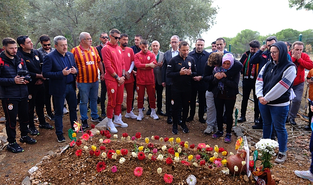 Galatasaraylı oyuncular, teknik heyet ve yönetim Yiğit'in mezarını ziyaret etti
