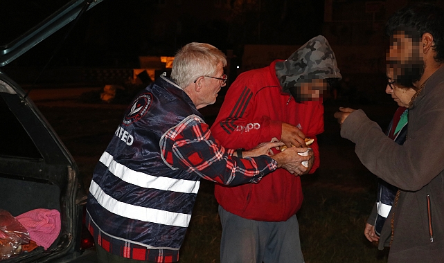 Gönüllülerden madde bağımlıları ve ihtiyaç sahiplerine yemek dağıtımı