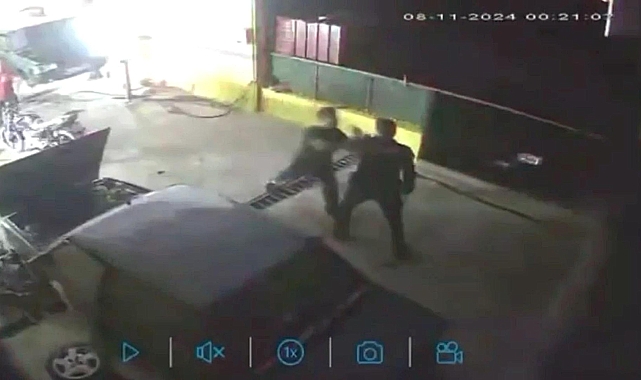 'Gürültü' ihbarına giden polis ekipleriyle çalışanlar arasındaki arbede kamerada