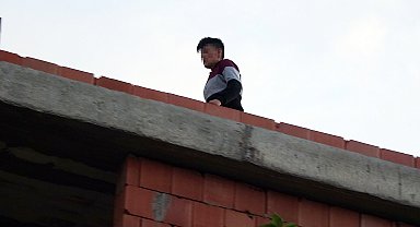 İnşaatın çatısında yürüyen kadını, annesi indirdi