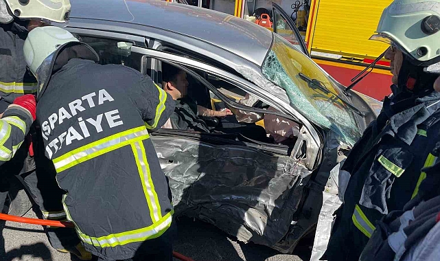 Isparta'da kontrolden çıkan otomobil elektrik direğine çarptı: 2 yaralı