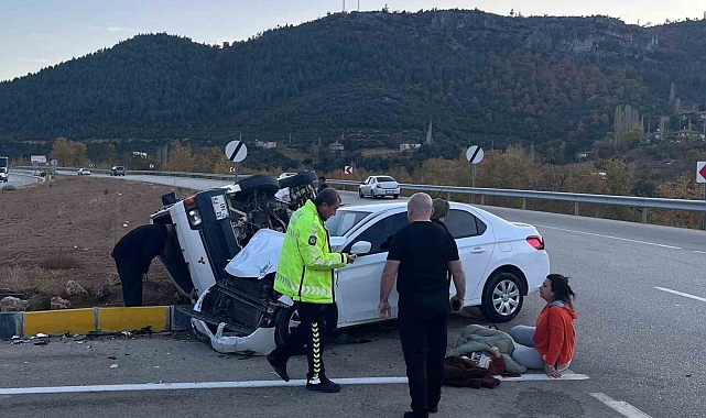 Isparta'da otomobil ile midibüs kavşakta çarpıştı: 5 yaralı