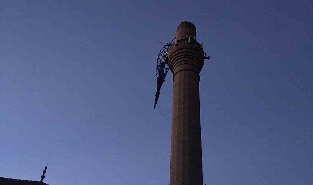 Isparta'da şiddetli rüzgâr cami minaresinin külahını yerinden kopardı