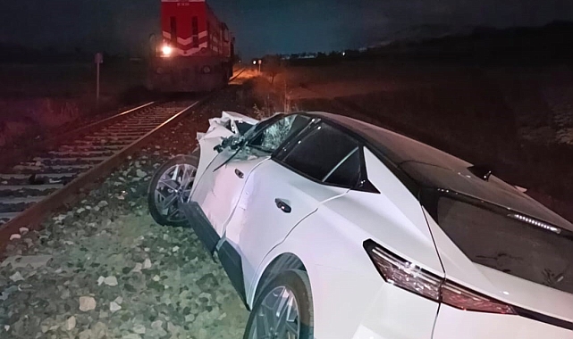 Isparta'da yük treni otomobile çarptı, sürücü ağır yaralandı