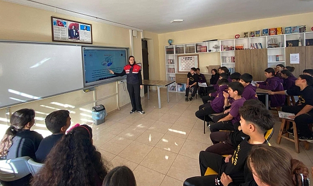 Jandarma, öğrencileri siber farkındalık konusunda bilgilendiriyor