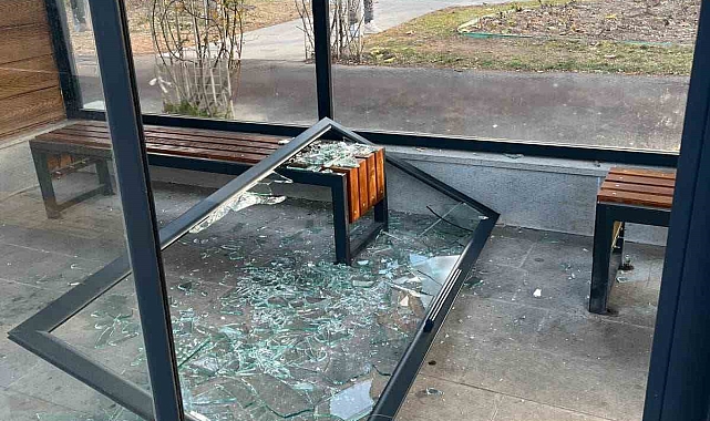 Kapalı otobüs durağına çirkin saldırı