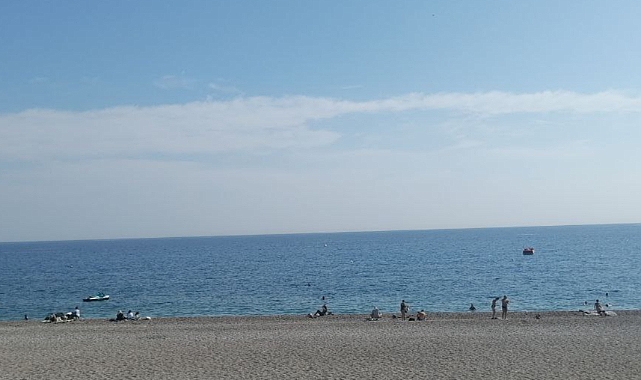 Kasım Ayında Antalya’da Denize Girdiler: Serin Havanın Tadını Çıkardılar