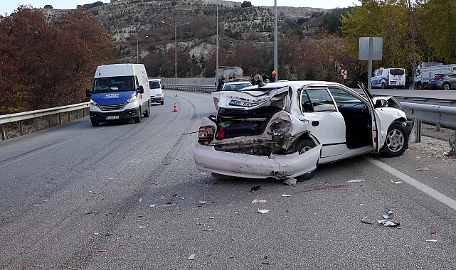 Kaza yapan araçlara kamyonet çarptı: 2 yaralı