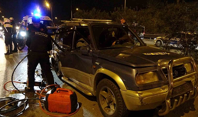 Kazada aracın içinde sıkışan annesinin elini bir an olsun bırakmadı