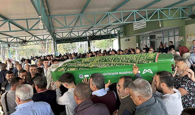 Kazada ölen üniversiteli kız öğrenci gözyaşları içinde toprağa verildi