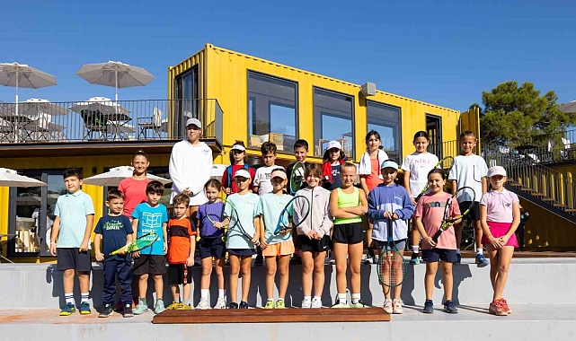 Kemer'de minik tenisçileri bir araya getiren turnuva