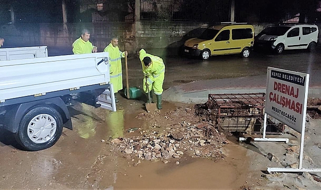 Kepez'den su taşkınına karşı gece mesaisi