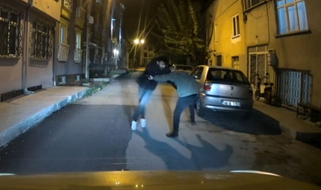 Kız arkadaşı taksiden inmeyince şoföre bıçakla saldırdı