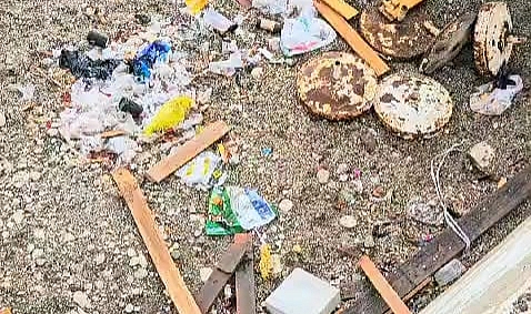 Konyaaltı Sahilinde Fırtına Sonrası Çöp Yığınları: Vatandaşlar Tepkili